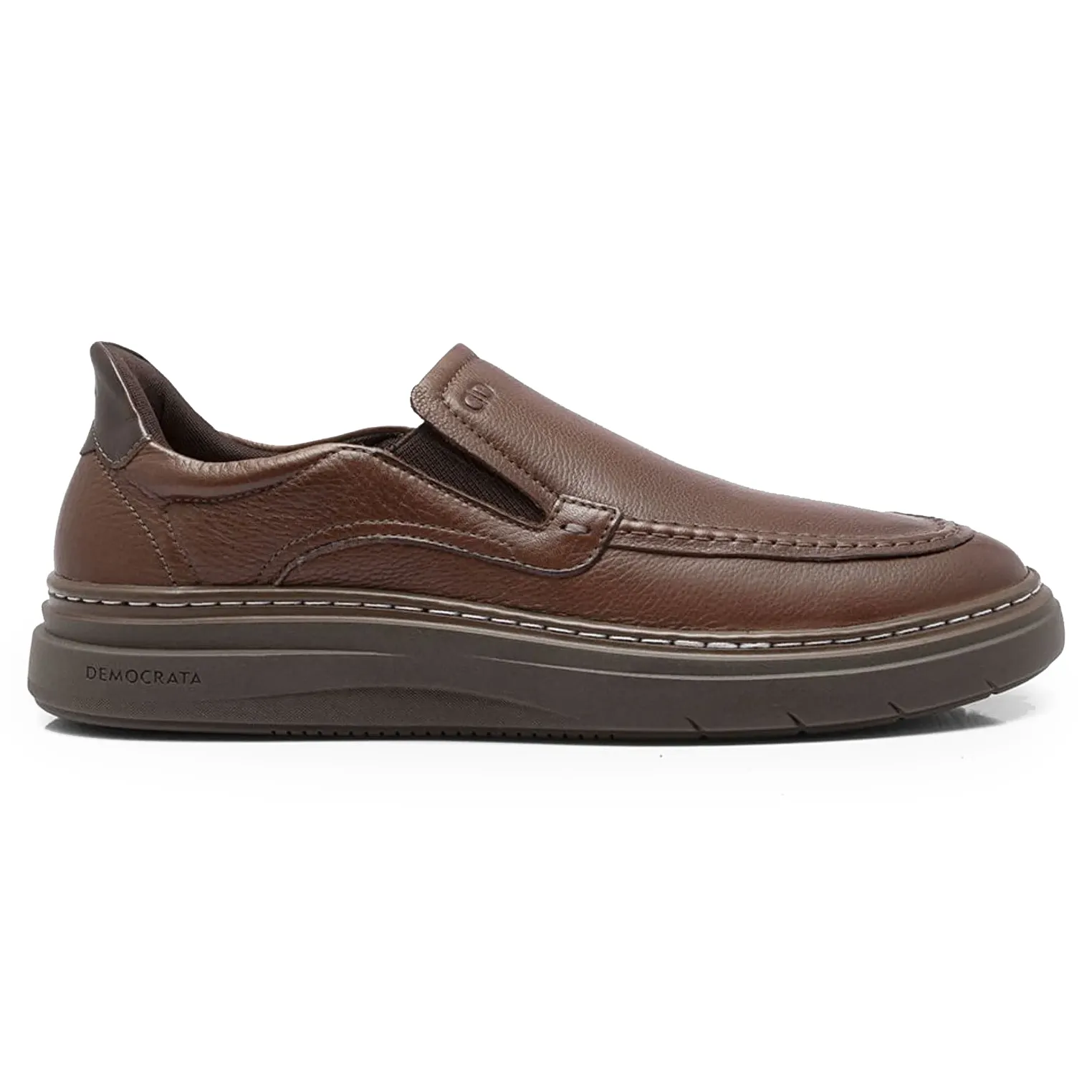 Sapato Democrata masculino em couro marrom, estilo slip-on, mostrando detalhes da costura e design sofisticado